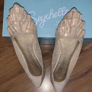 Beautiful Seychelles Metallic Blush Suede Flats